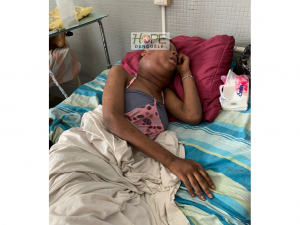 Barry Mariam endormie dans son lit d'hôpital