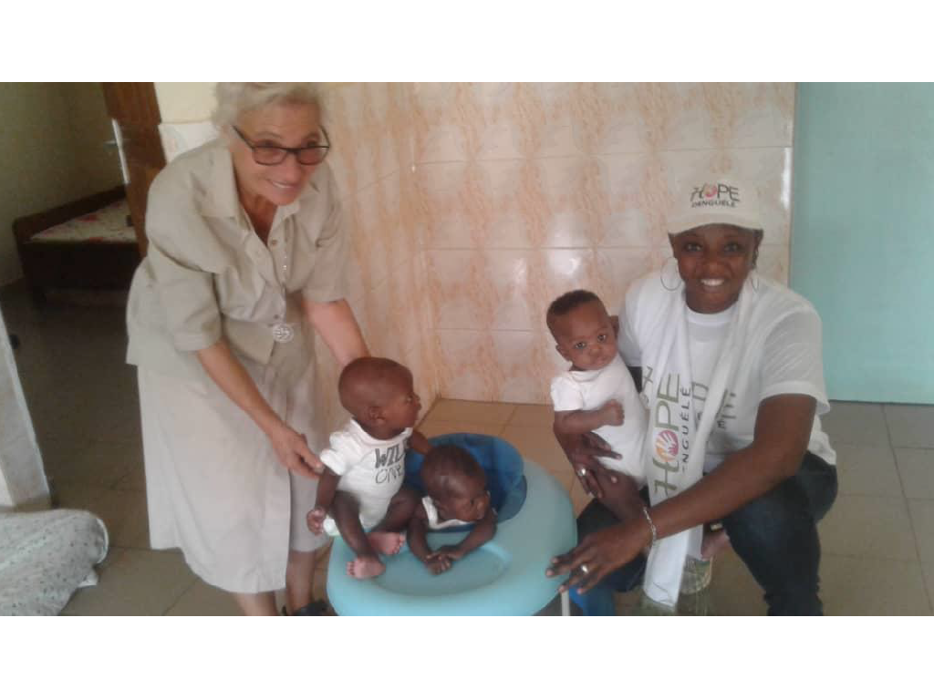 Hope Denguélé approvisionne l'orphelinat Pietro Bonili en lait pour bébé