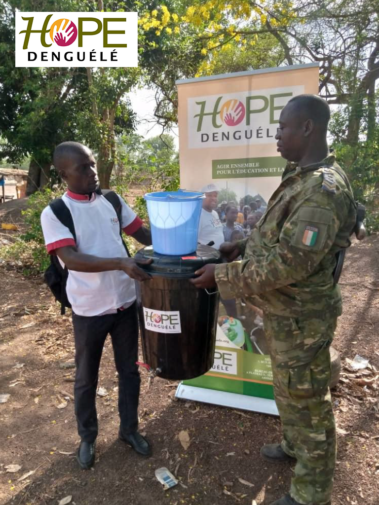 Hope Denguélé offre des kits d'hygiène aux forces de sécurité et aux forces armées