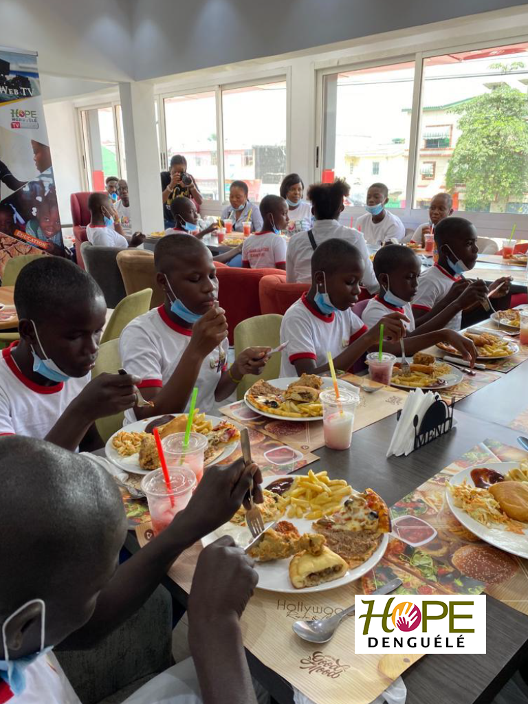 Hope Denguélé reçoit à déjeuner les orphelins de la maison du Potier