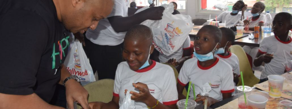 Hope Denguélé reçoit à déjeuner les orphelins de la Maison du Potier