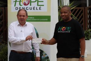 M. Hubert de Saint Jean faisant don d'un million de francs à M. Ousmane Touré