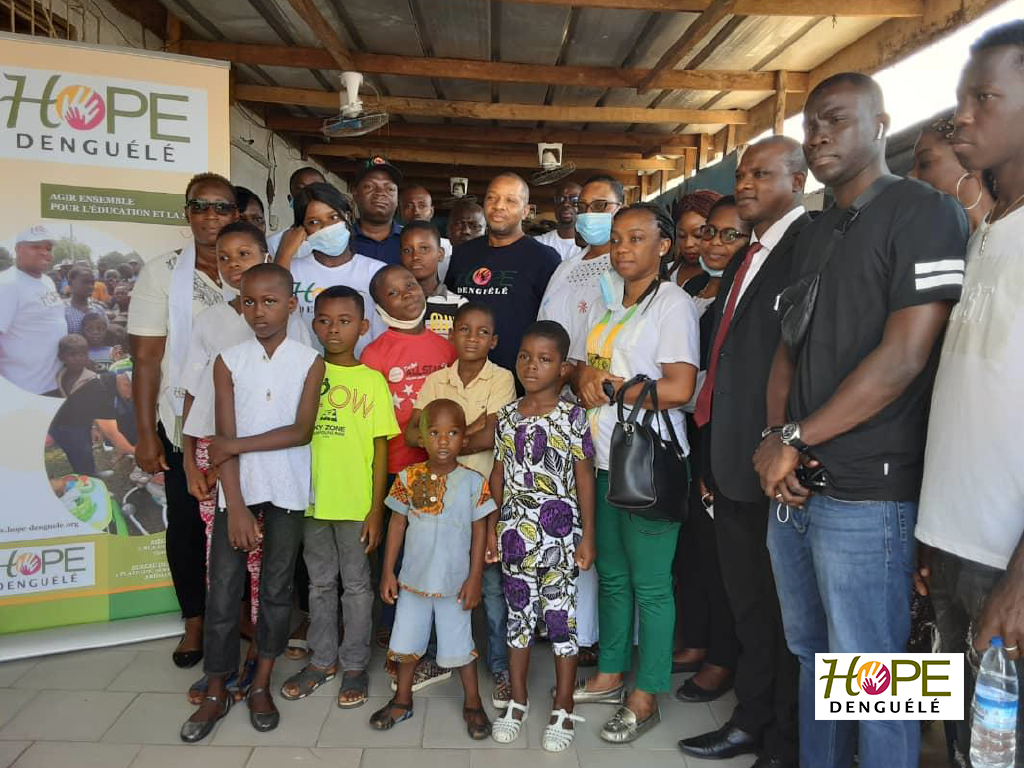Hope Denguélé offre des kits scolaires à la Maison du Potier