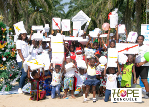 Des enfants recevant des cadeaux à noël au village SOS d'Avoisso