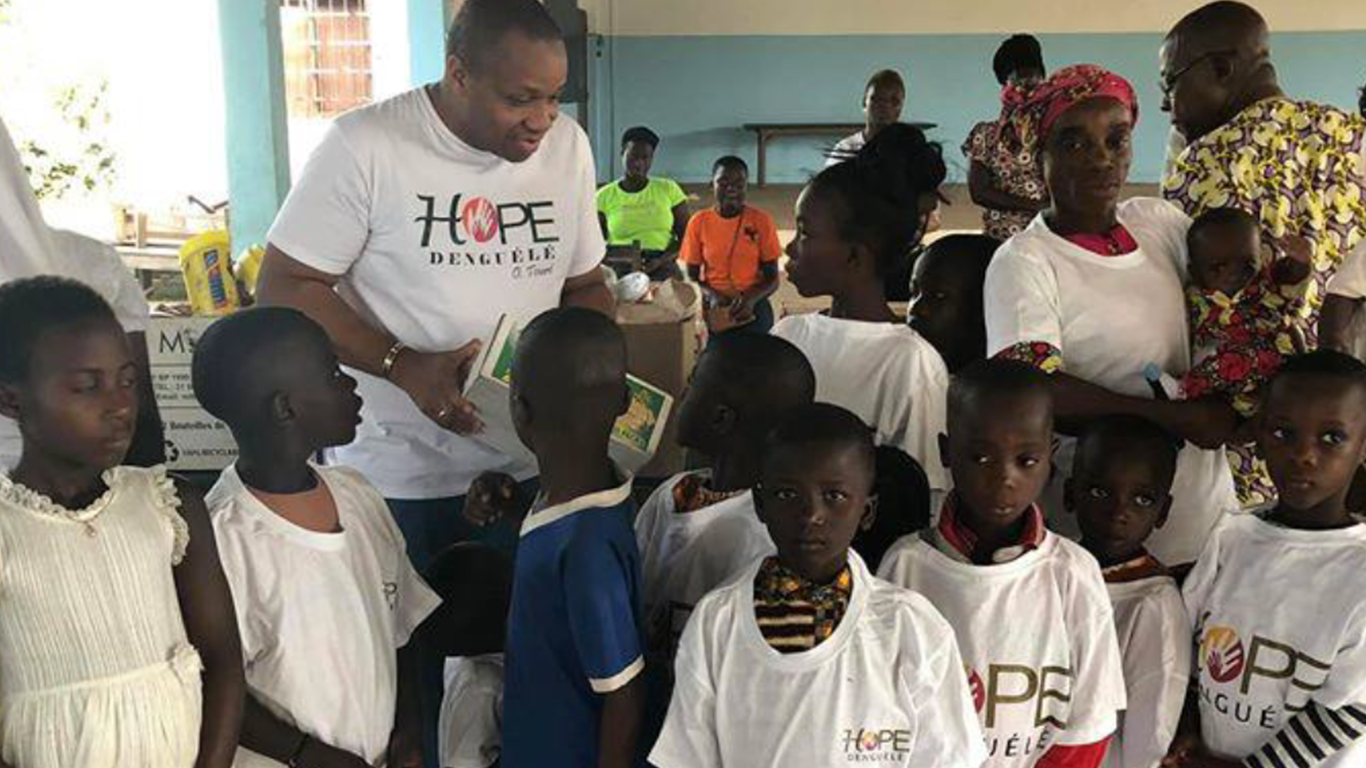 Le pdt Ousmane Touré fait un don au centre catholique