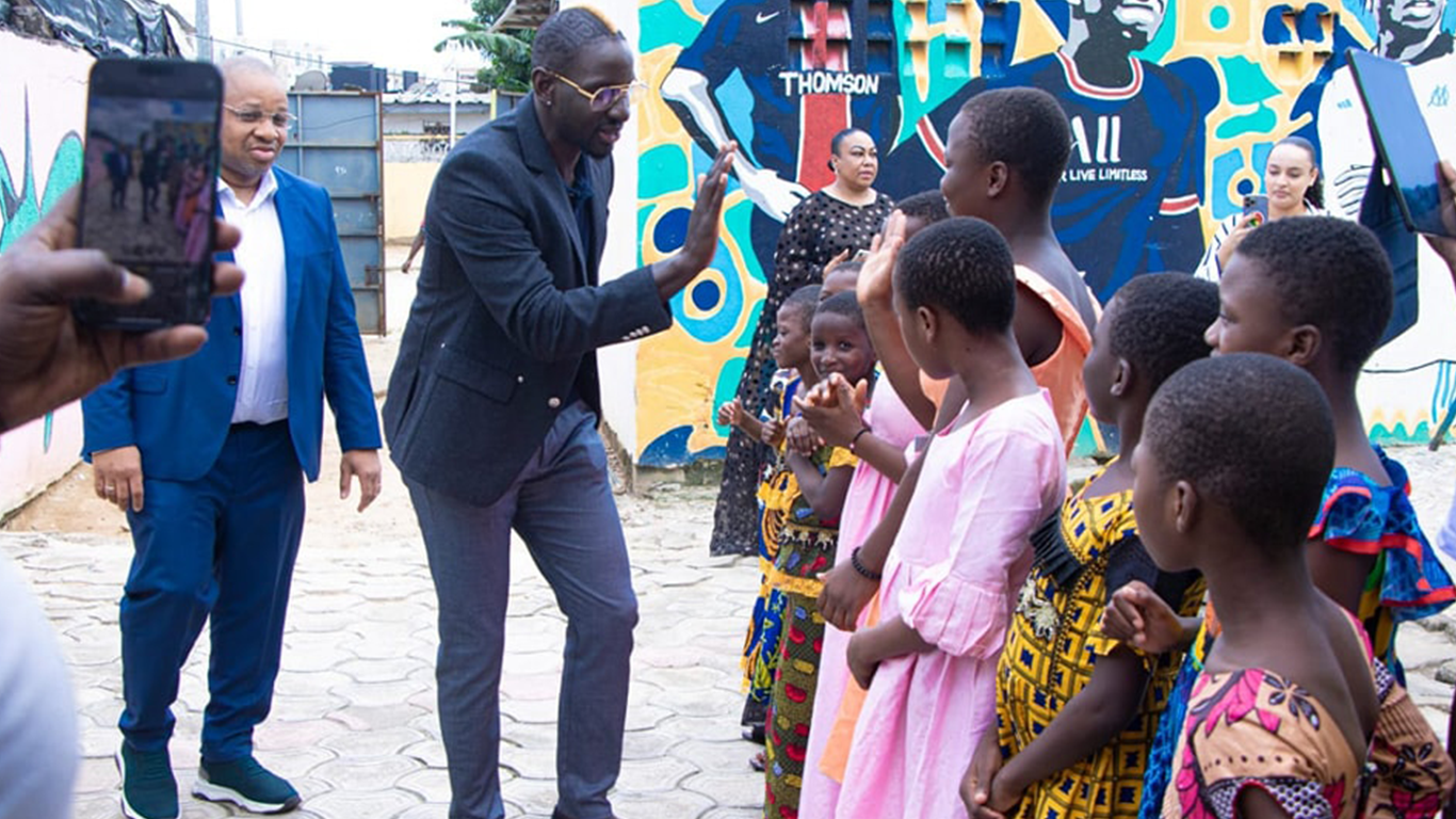 Mamadou Sakho et Hope Denguélé à l'orphelinat