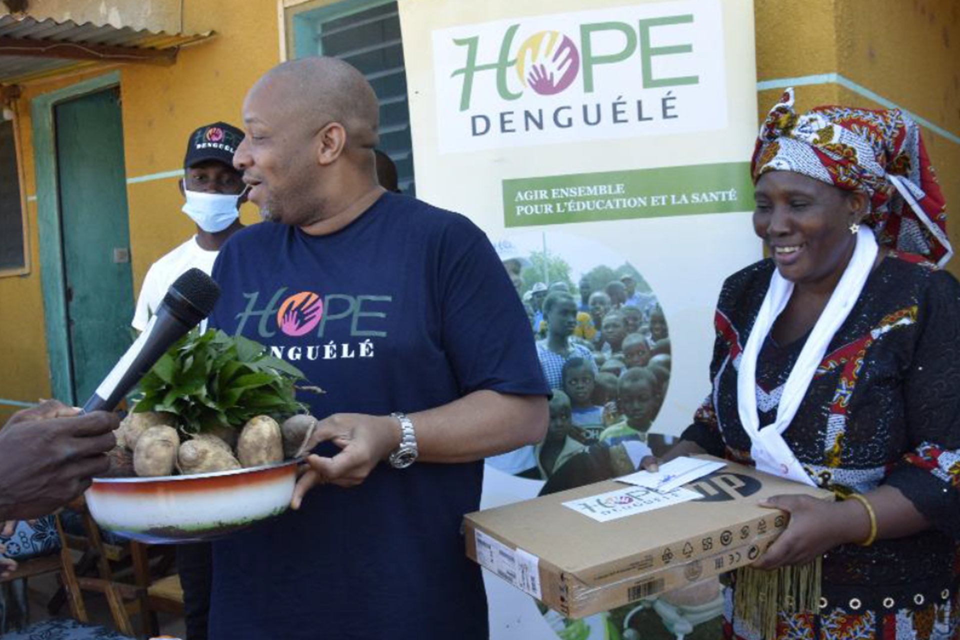 Les femmes du quartier Habitat remercient Hope Denguélé