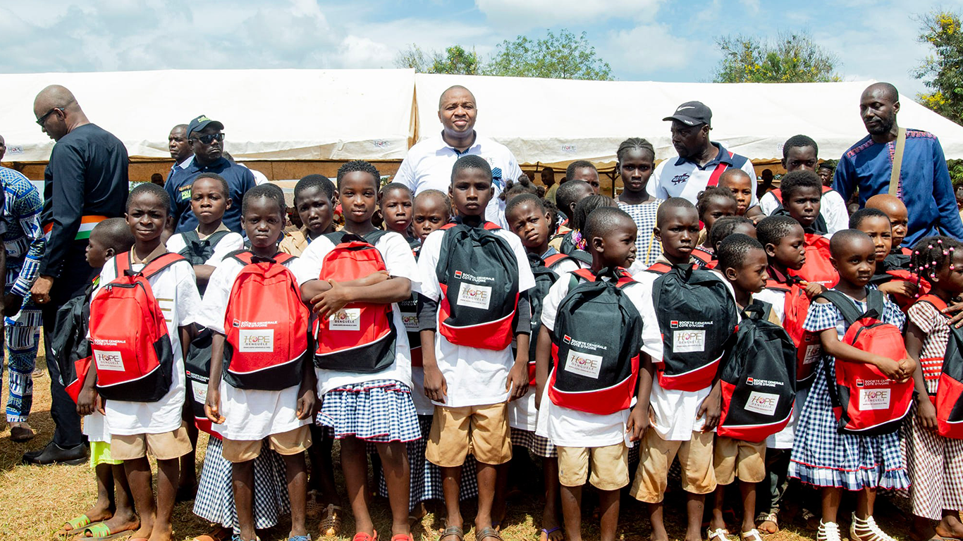 Don de kits scolaires aux élèves de Vavoua.