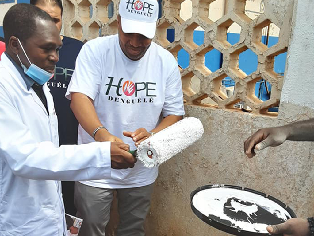 Hope Denguélé procède au ravalement des murs du centre de santé de Zimbabwé de San-Pedro